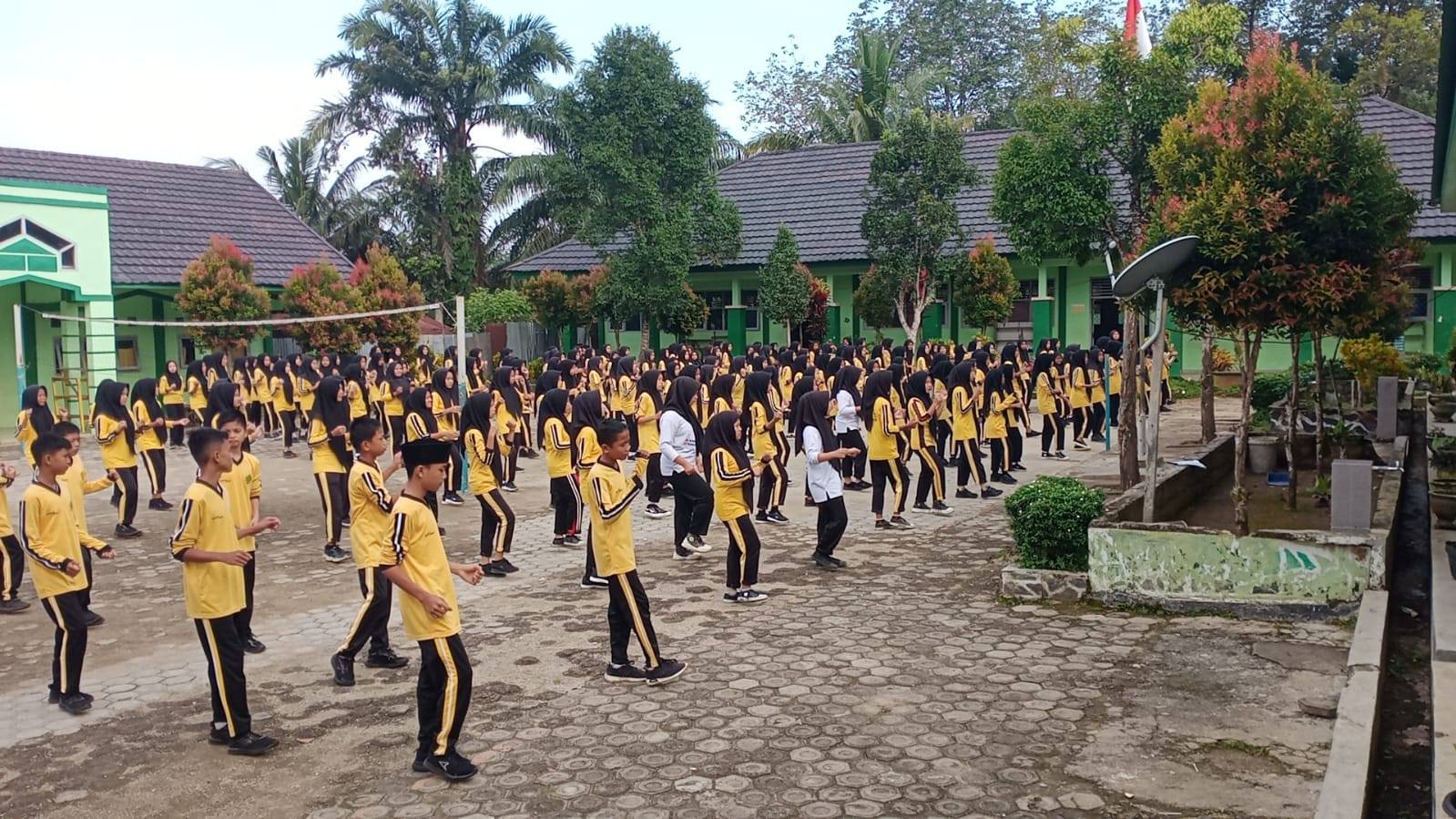 Pelaksanaan Senam Kebugaran bagi Seluruh Warga MTs Negeri 7 Bungo
