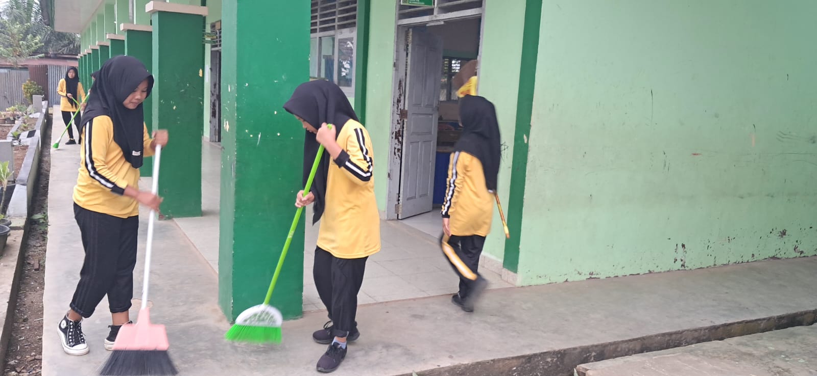 Peringati Hari Anak Nasional 2025, MTsN 7 Bungo Gelar Senam dan Aksi Bersih-Bersih Lingkungan