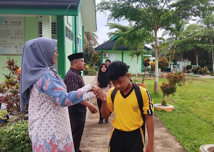 Tradisi Salam, Senyum, dan Sapa Wujudkan Lingkungan Belajar Ramah dan Penuh Kehangatan di MTsN 7 Bungo