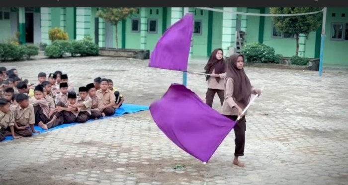 Dua Siswi Putri MTsN 7 Bungo Tampil dalam Ajang Minat Bakat dengan Penampilan Colour Guard