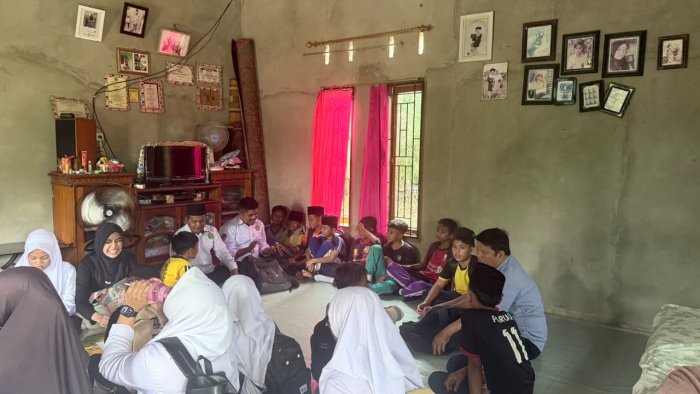 Wujud Solidaritas, Siswa, Wali Kelas, dan Guru BK MTsN 7 Bungo Kunjungi Siswa yang Sakit Wujud Solidaritas, Siswa, Wali Kelas, dan Guru BK MTsN 7 Bungo Kunjungi Siswa yang Sakit