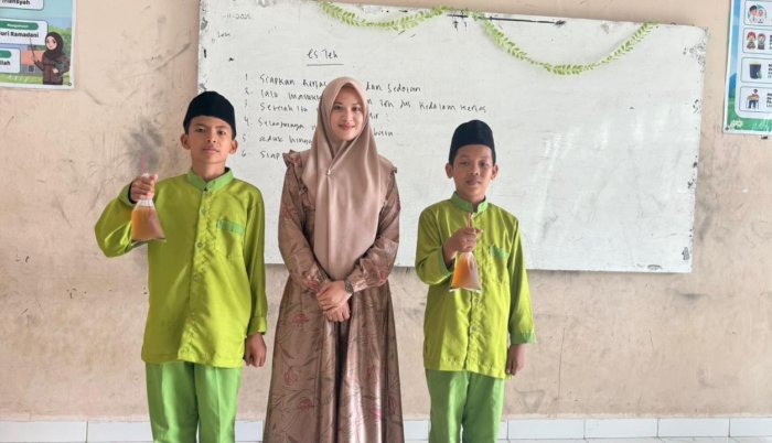 Suasana Belajar Hidup: Siswa VII C Antusias Menyusun dan Mempraktikkan Teks Prosedur Es Teh