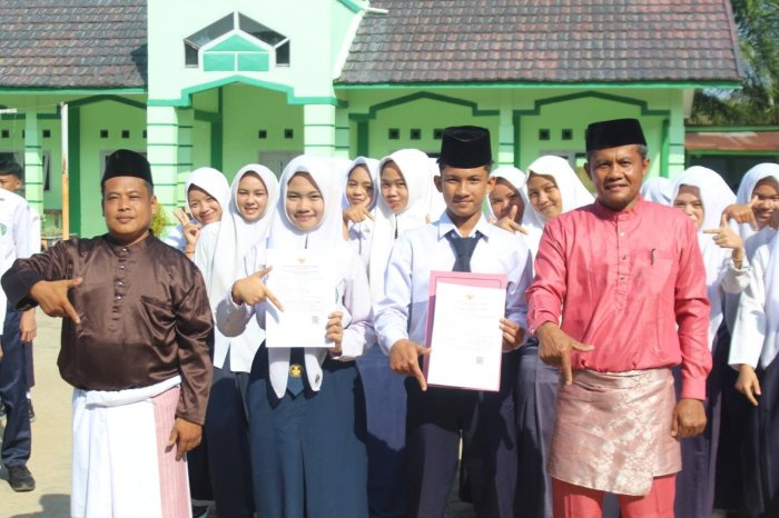Kepala MTsN 7 Bungo Serahkan Sertifikat Hasil Tes Kemampuan Akademik kepada Lulusan Tahun Ajaran 2025/2026 Kepala MTsN 7 Bungo Serahkan Sertifikat Hasil Tes Kemampuan Akademik kepada Lulusan Tahun Ajaran 2025/2026