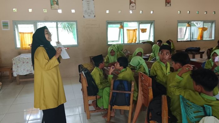 Belajar Menyenangkan! Siswa Kelas VIII A MTsN 7 Bungo Pelajari Pronoun Melalui Kerja Kelompok
