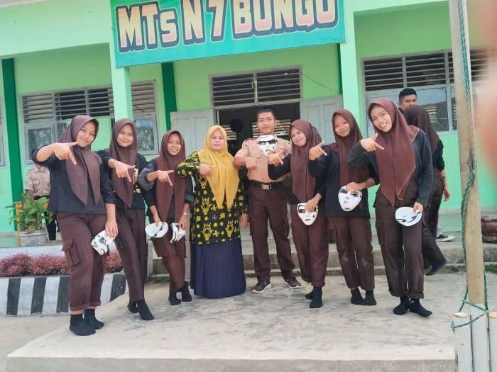 Tari Kreasi Daerah Kelas IX B MTsN 7 Bungo Sukses Tampil di Ajang Minat Bakat