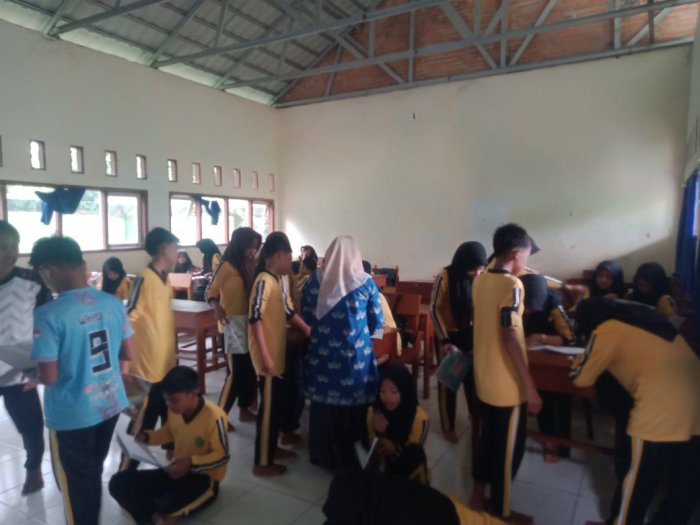Pembelajaran Matematika Makin Hidup, Ibu Rubiah Terapkan Tutorial Teman Sebaya di Kelas VIII C MTsN 7 Bungo