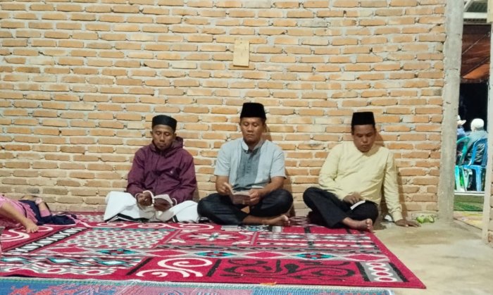 Wujud Solidaritas, Kepala Madrasah dan Guru MTsN 7 Bungo Takziah ke Rumah Duka Ibu Rubiah, S.Pd