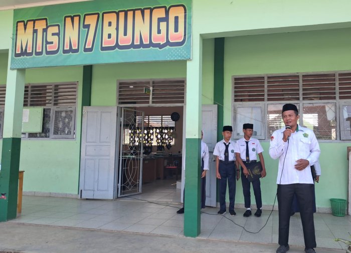 Kepala MTsN 7 Bungo Apresiasi Petugas Upacara dan Ingatkan Siswa Hadapi Asesmen Sumatif