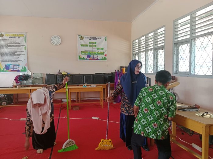 Siswa MTsN 7 Bungo Gelar Gotong-Royong Bersihkan Laboratorium Komputer