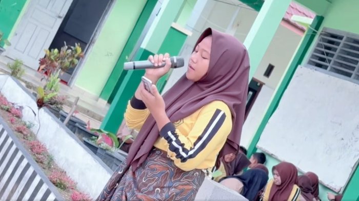 Suara Merdu dan Aksi Panggung Energik, Erni Curi Perhatian di Ajang MTsN 7 Bungo Mencari Bakat