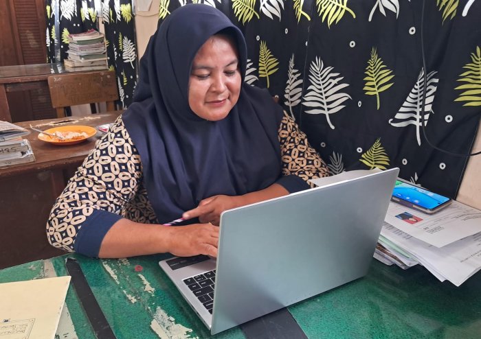 Hari Pertama PPG Dalam Jabatan: Guru MTsN 7 Bungo, Ibu Widiyawati S.Pd.I, Antusias Ikuti Pembelajaran Melalui LMS