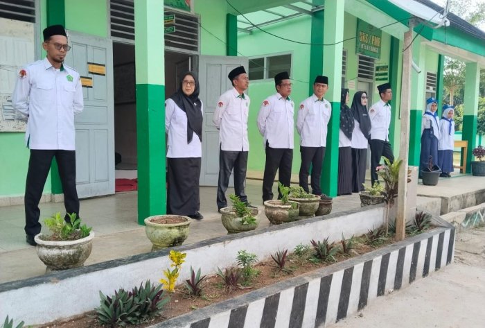 Anggota PMR MTsN 7 Bungo Tunjukkan Kepedulian dan Siaga Saat Upacara Bendera