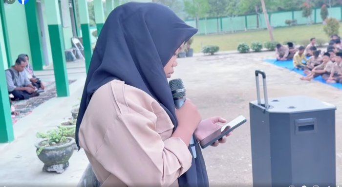 Jusitah, Siswi Kelas IX B, Membawakan Puisi Diam dalam Pergelaran MTsN 7 Bungo Mencari Bakat