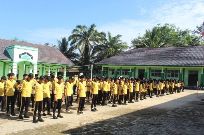 Kepala MTsN 7 Bungo Resmi Buka Class Meeting Pasca ASAS Genap dengan Servis Perdana Bola Voli