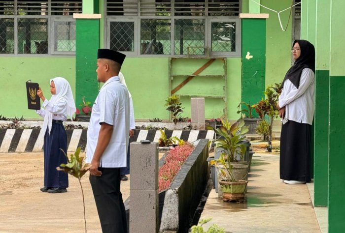 Guru MTsN 7 Bungo Ambil Peran Aktif di Lapangan Saat Upacara Bendera
