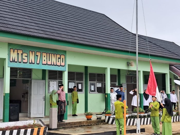 Mengawali Semester Genap dengan Semangat Baru, MTsN 7 Bungo Gelar Upacara Bendera Perdana