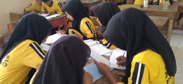Siswa Kelas IX C MTsN 7 Bungo Antusias Pelajari Fikih Jual Beli, Fokus pada Materi Qirad dan Riba
