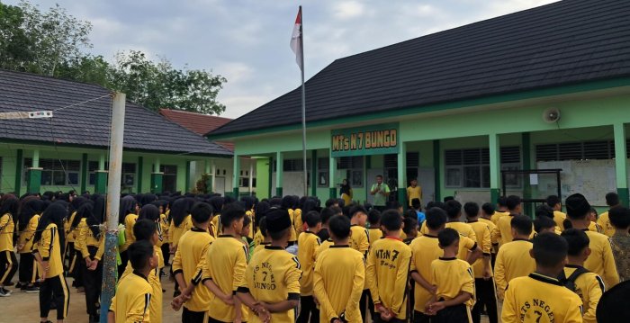 Kepala MTsN 7 Bungo Pimpin Apel Disiplin, Tekankan Tanggung Jawab dan Anti-Bullying
