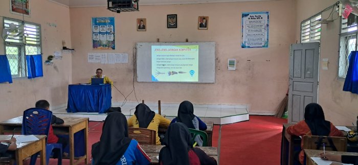 Siswa MTsN 7 Bungo Pelajari Konsep Dasar dan Jenis-Jenis Jaringan Komputer Bersama Pak Muhsinin, S.Pd