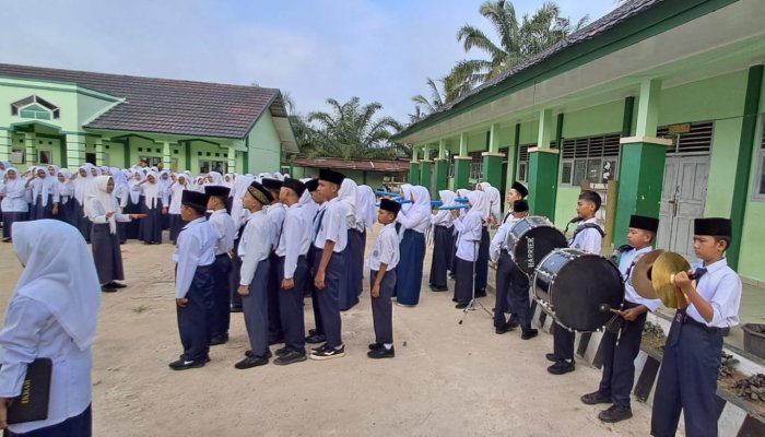 Marching Band Bahana Syahdu MTsN 7 Bungo Sukses Iringi Upacara Bendera Awal Pekan