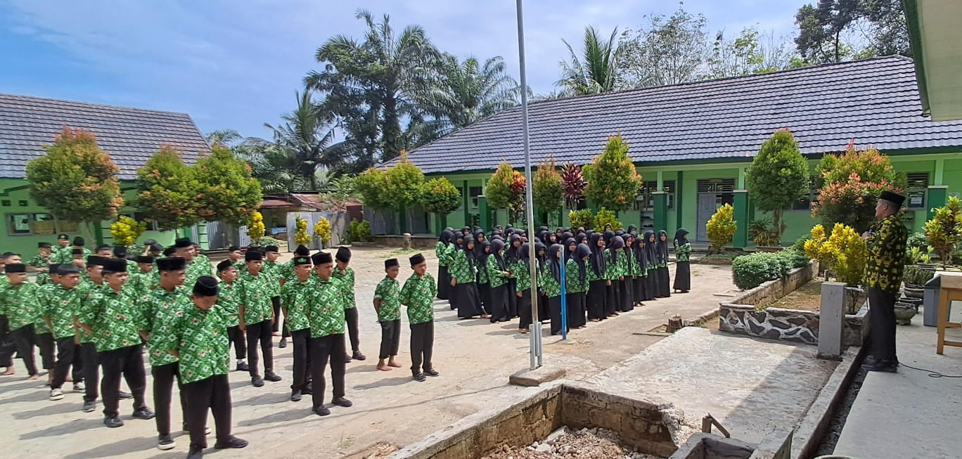 Kepala MTsN 7 Bungo Ingatkan Peserta Asesmen Kelas VII untuk Tetap Jujur, Tertib, dan Menjaga Kenyamanan