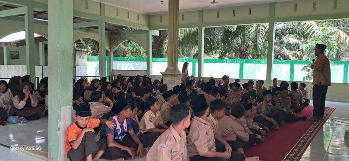Shalat Zuhur Berjamaah, Kepala MTsN 7 Bungo Bimbing Langsung Siswa Kelas VII Shalat Zuhur Berjamaah, Kepala MTsN 7 Bungo Bimbing Langsung Siswa Kelas VII