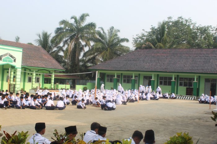 Tegakkan Disiplin, MTsN 7 Bungo Gelar Razia Kelengkapan Seragam Siswa Usai Upacara Bendera Tegakkan Disiplin, MTsN 7 Bungo Gelar Razia Kelengkapan Seragam Siswa Usai Upacara Bendera