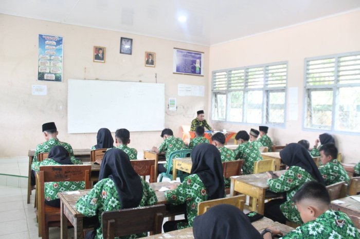Pelaksanaan ASAS Genap Berbasis Android Memasuki Hari Ketiga di MTsN 7 Bungo Pelaksanaan ASAS Genap Berbasis Android Memasuki Hari Ketiga di MTsN 7 Bungo