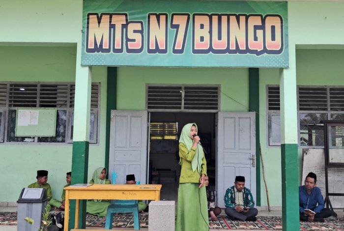 Rhodiatun Safitri Sampaikan Kultum: Ingatkan Siswa MTsN 7 Bungo tentang Dosa Besar terhadap Orang Tua