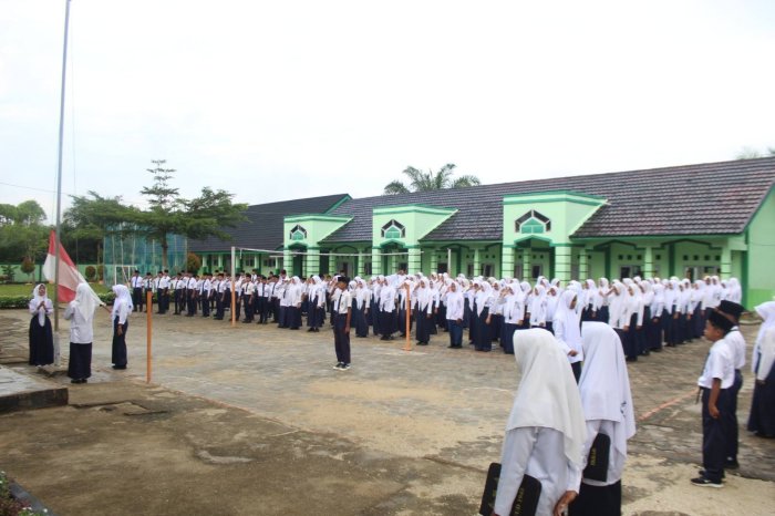 Upacara Bendera MTsN 7 Bungo Berlangsung Khidmat Meski di Tengah Cuaca Mendung Upacara Bendera MTsN 7 Bungo Berlangsung Khidmat Meski di Tengah Cuaca Mendung
