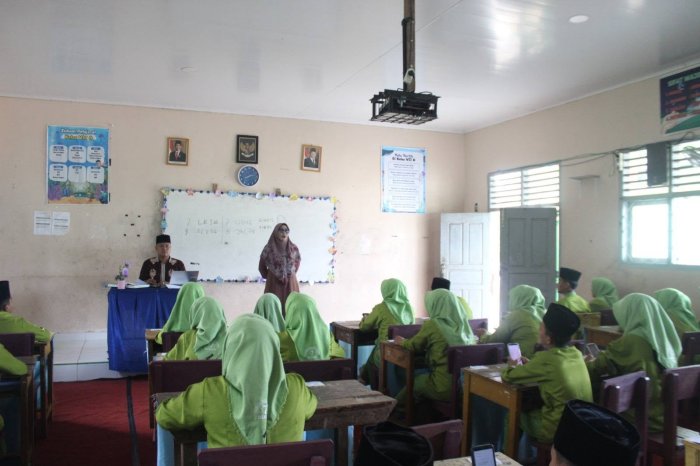 Ketua Panitia ASAS MTsN 7 Bungo Lakukan Monitoring, Pastikan Ujian Berjalan Jujur dan Tertib