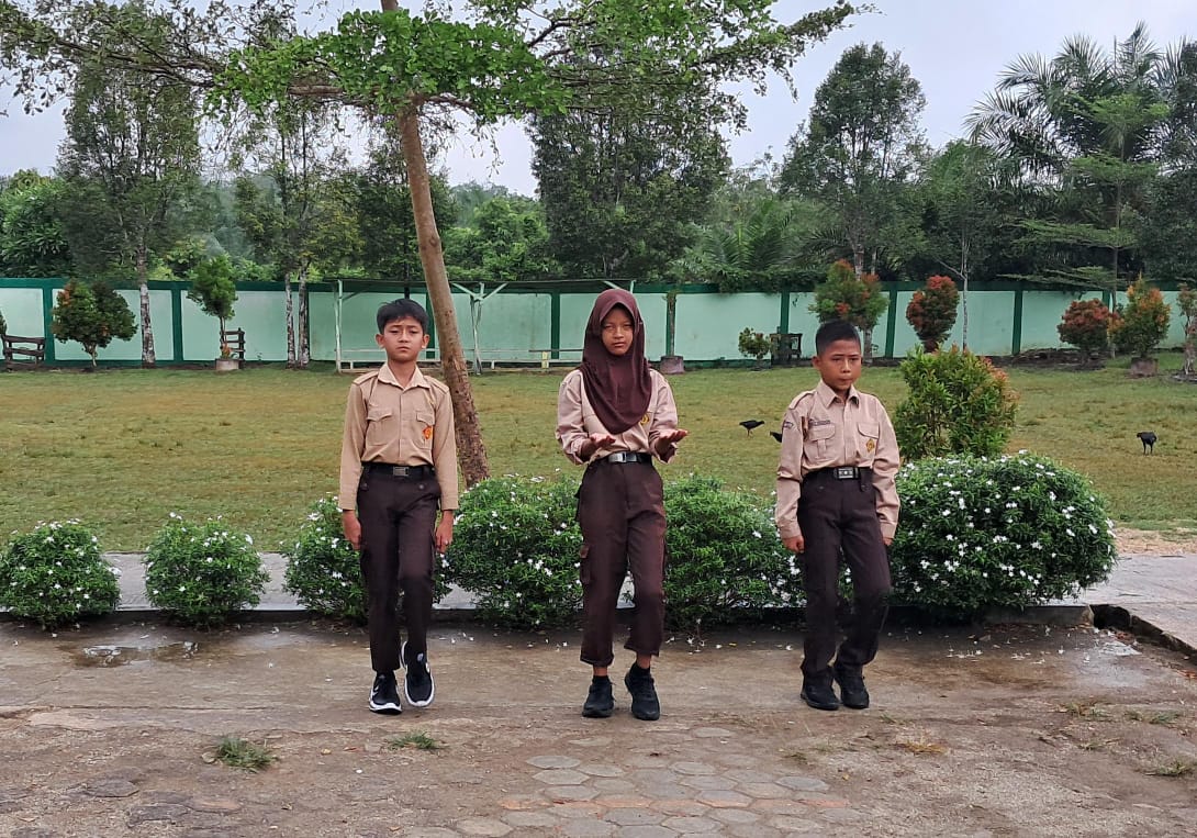 Mantapkan Persiapan, Siswa Kelas VII A MTsN 7 Bungo Gelar Latihan Upacara Bendera