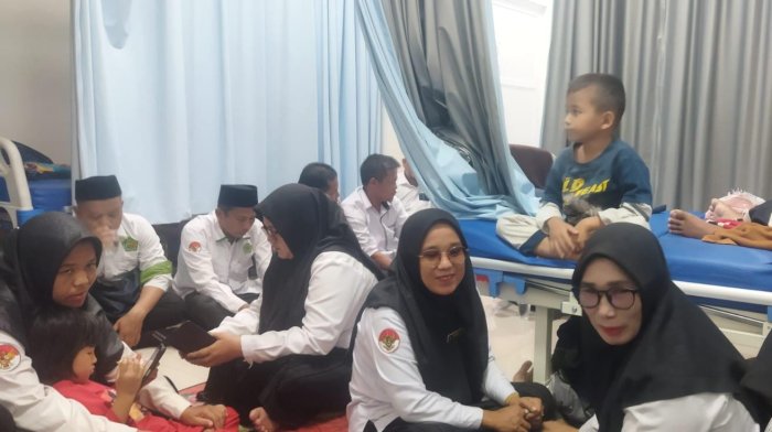Keluarga Besar MTsN 7 Bungo Kembali Tunjukkan Solidaritas, Jenguk Suami Guru yang Sedang Sakit
