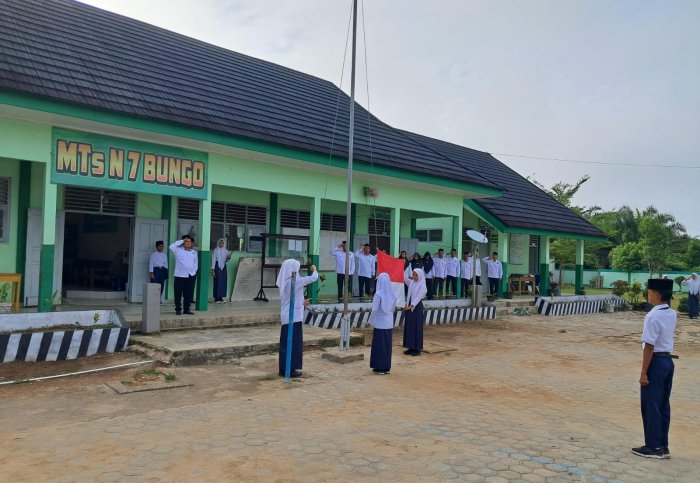 Upacara Bendera di MTsN 7 Bungo Berlangsung Khidmat, Bapak Subhan Sampaikan Amanat tentang Jasa Pahlawan dan Adab