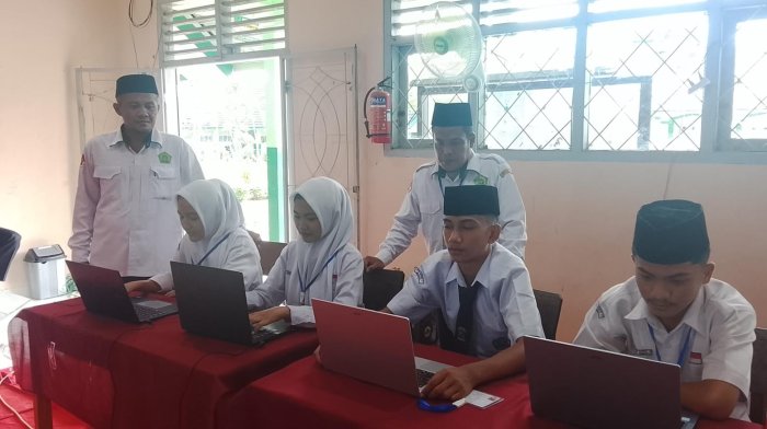 Hari Kedua TKA, Kepala MTsN 7 Bungo Tinjau Langsung Pelaksanaan, Pastikan Ujian Berjalan Optimal