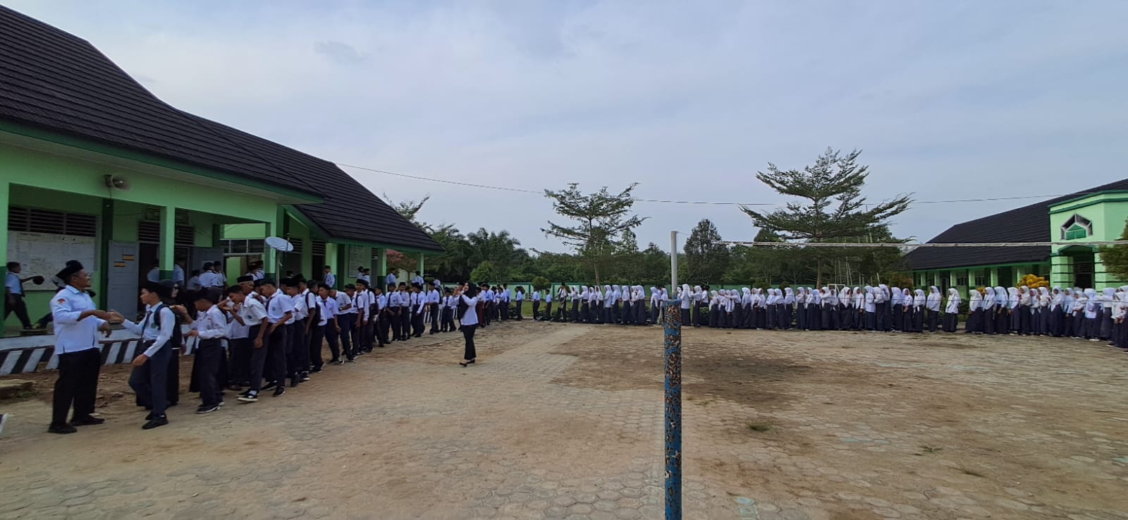 Hari Pertama Masuk Madrasah di MTsN 7 Bungo Penuh Kehangatan dan Kebersamaan