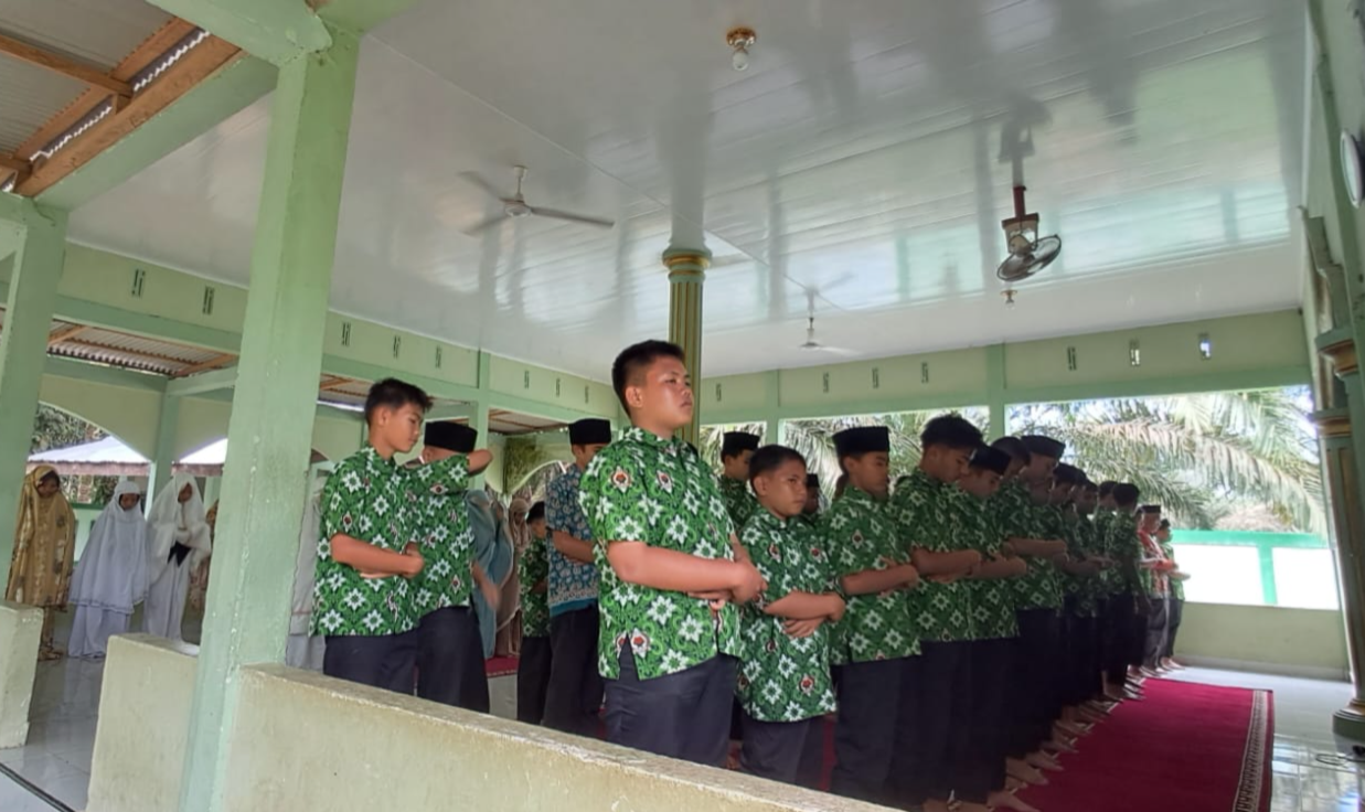 Siswa MTsN 7 Bungo Gelar Shalat Dzuhur Berjamaah Rutin di Musholla Madrasah