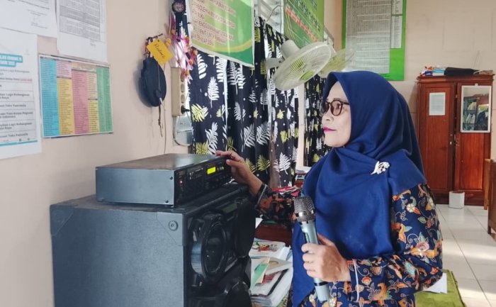 Guru Piket MTsN 7 Bungo Jalankan Tugas dengan Tanggung Jawab, Pastikan Suasana Belajar Kondusif