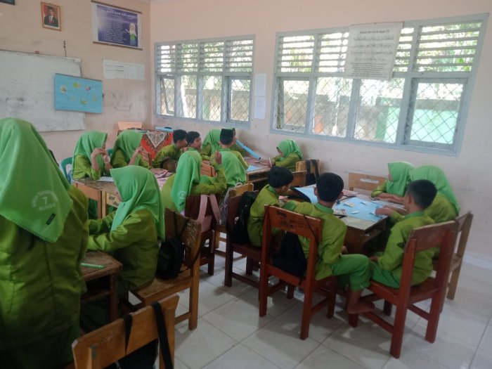 Belajar Ekosistem dengan Kreatif, Siswa VII C Presentasikan Rantai dan Jaring-Jaring Makanan
