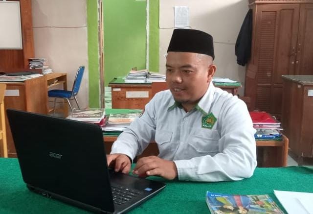 Menjelang PKKM, Guru dan GTK MTsN 7 Bungo Lakukan Berbagai Persiapan Dokumen Pendukung