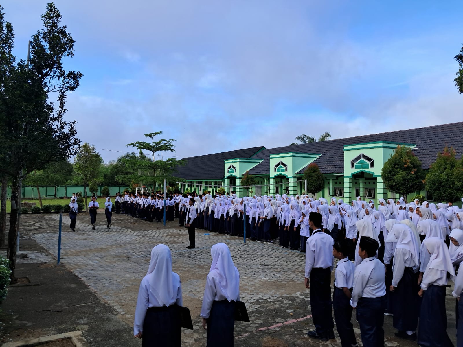 Pelaksanaan Upacara Bendera Hari Senin di MTs Negeri 7 Bungo Berlangsung Khidmat dan Tertib