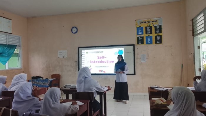 KBM Bahasa Inggris di MTsN 7 Bungo Terapkan Metode Direct Modeling untuk Melatih Kepercayaan Diri Siswa KBM Bahasa Inggris di MTsN 7 Bungo Terapkan Metode Direct Modeling untuk Melatih Kepercayaan Diri Siswa