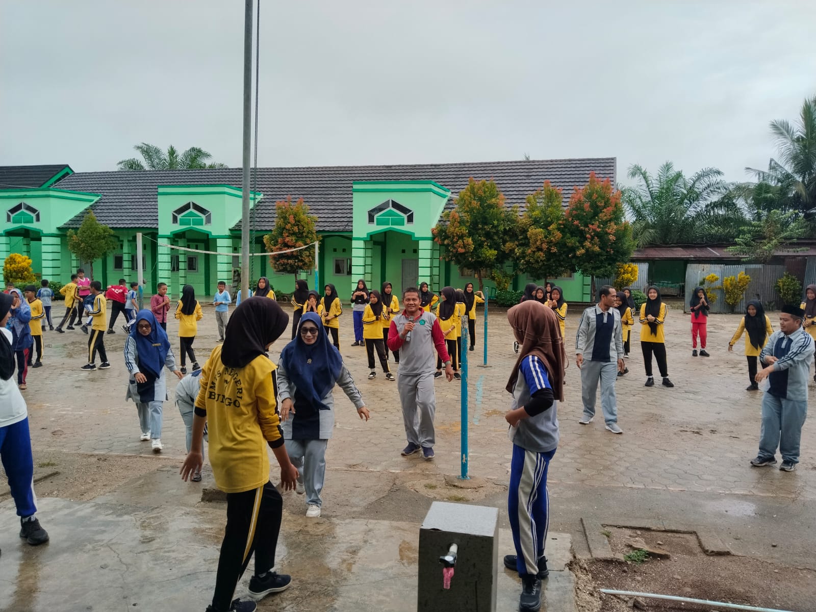 Semarak HUT ke-80 RI, MTsN 7 Bungo Gelar Senam Kebugaran Jasmani