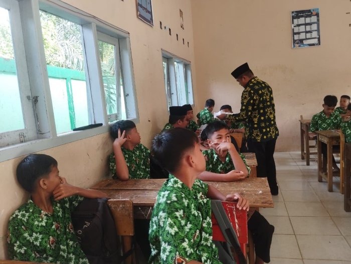 Guru BK MTsN 7 Bungo Tindak Lanjuti Hasil Razia dengan Pembinaan dan Surat Pernyataan Siswa