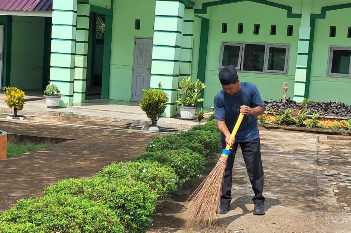 Sambut KBM Pasca Idul Fitri 1447 H, Petugas Kebersihan MTsN 7 Bungo Sigap Tata Lingkungan Madrasah