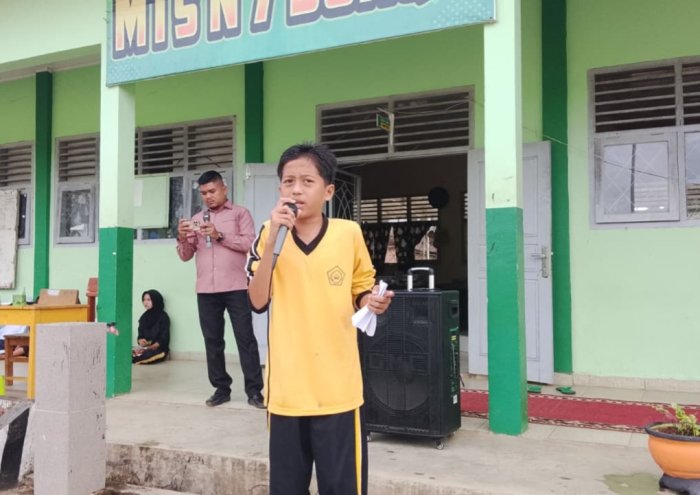 Abdullah Asia, Siswa VII C Tampilkan Puisi Dua Bahasa yang Menginspirasi di Grand Final Minat Bakat MTsN 7 Bungo