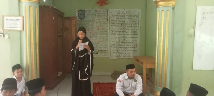 Jingga, Siswi Kelas VII A MTsN 7 Bungo Sampaikan Kultum Bertema Meneladani Adab dan Akhlak Rasulullah SAW