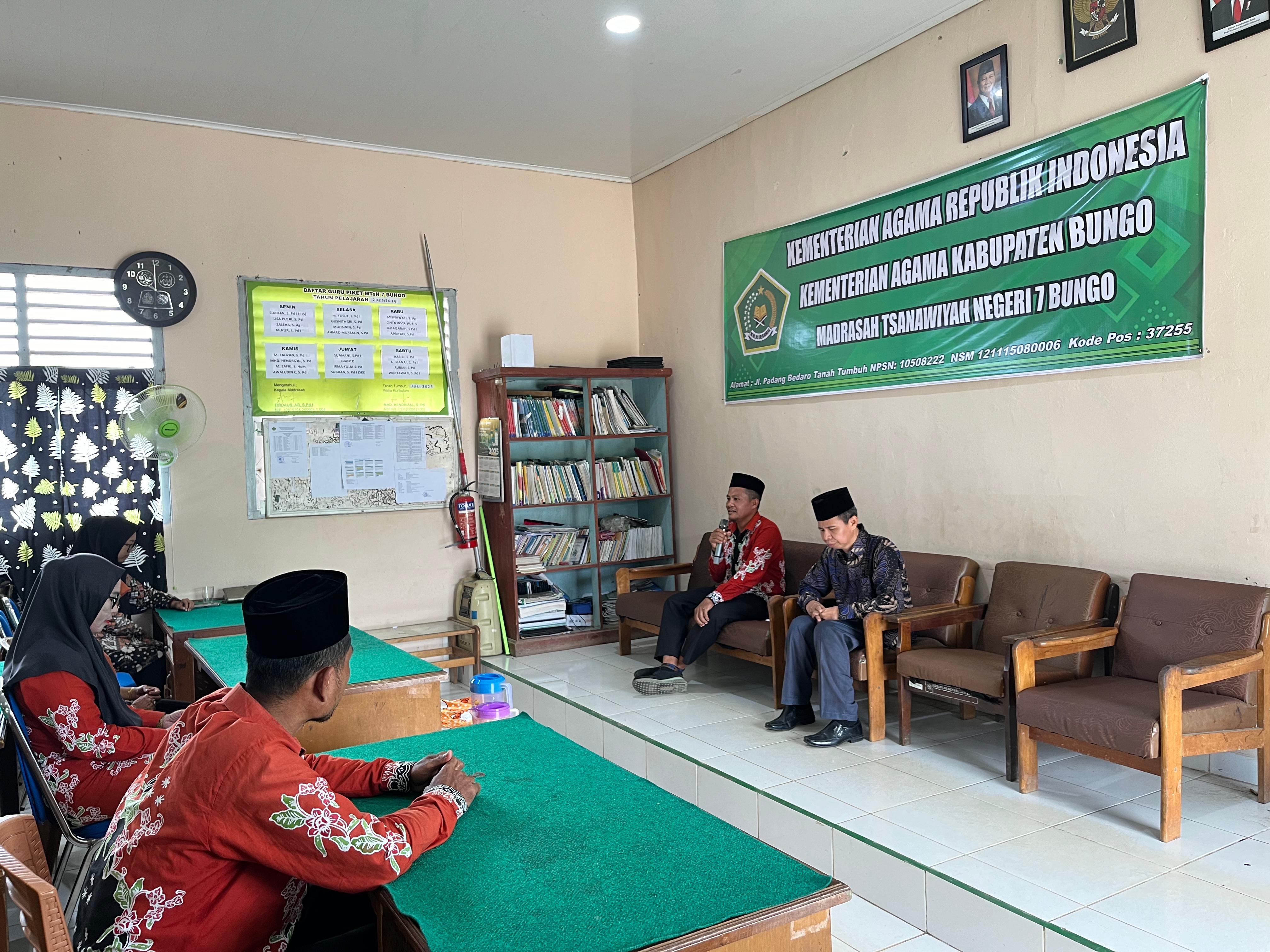 Kepala Kemenag Bungo Berikan Pembinaan kepada GTK MTsN 7 Bungo: Dorong Profesionalisme dan Inovasi Pembelajaran