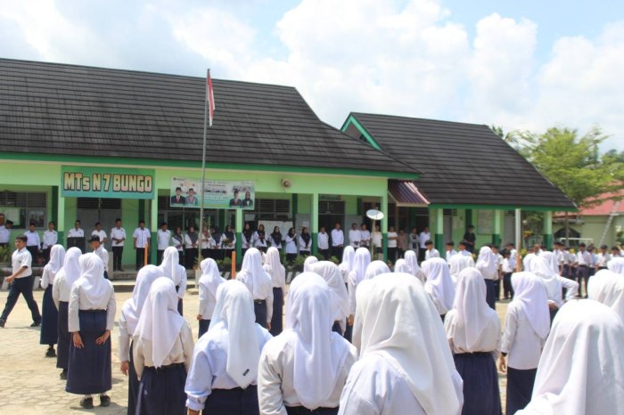 MTsN 7 Bungo Secara Resmi Melepas Siswa Kelas IX, Sederhana Namun Penuh Makna MTsN 7 Bungo Secara Resmi Melepas Siswa Kelas IX, Sederhana Namun Penuh Makna