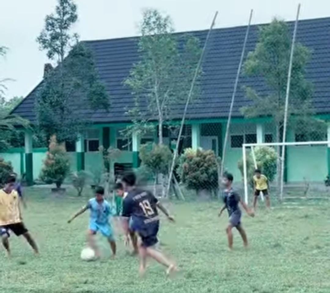 Siswa MTsN 7 Bungo Ikuti Bimbingan Sepak Bola Bersama Bapak Habibi, S.Pd
